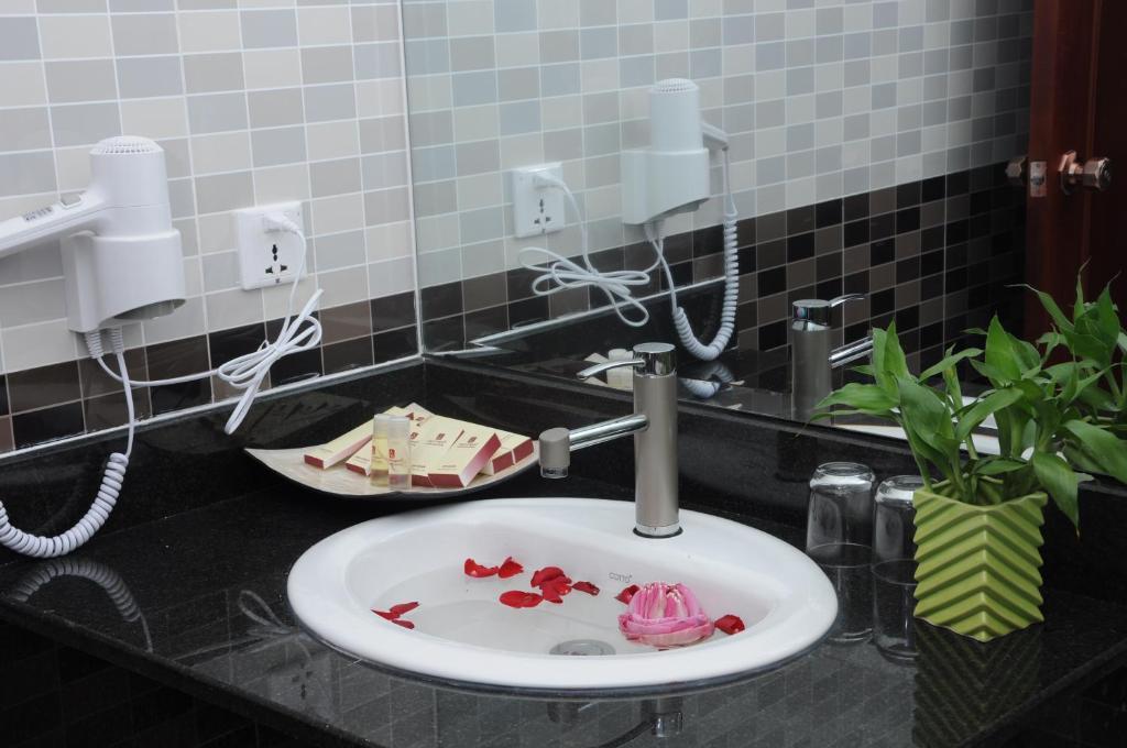 V N E Hotel Phnom Penh Dış mekan fotoğraf
