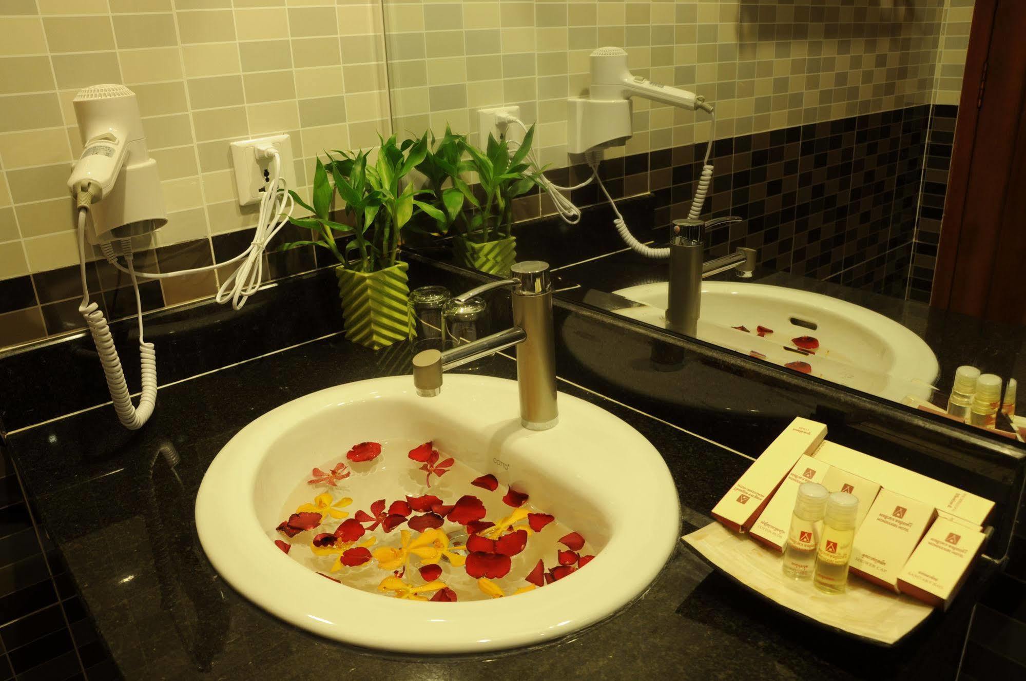 V N E Hotel Phnom Penh Dış mekan fotoğraf