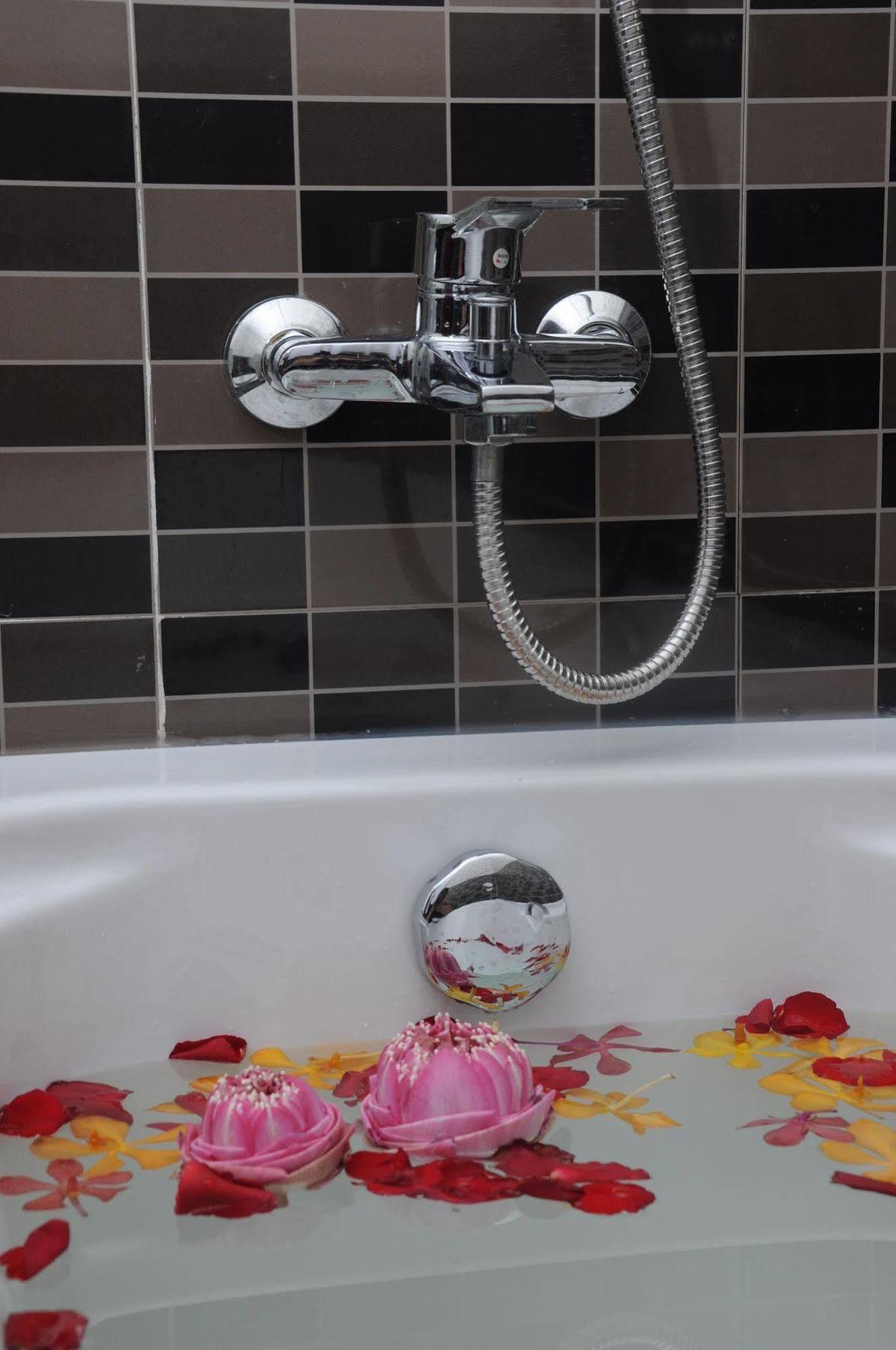 V N E Hotel Phnom Penh Dış mekan fotoğraf